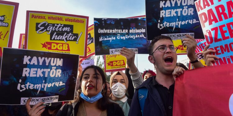“YÖK’ü de egemenleri de üniversiteden kapı dışarı edene kadar mücadele devam edecek”
