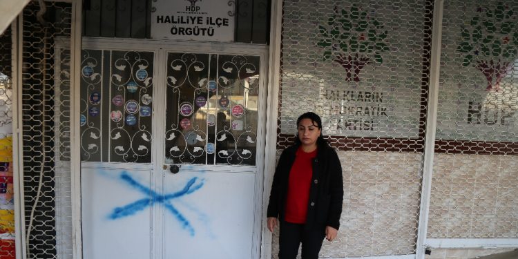 Irkçı saldırı bu defa Riha’da – HDP Riha İl binasına faşist Ülkü Ocakları amblemi