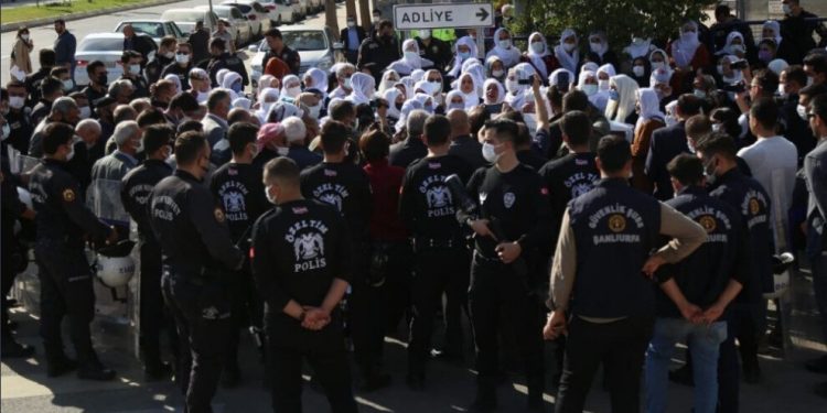 “Ülkenin geldiği durumun özeti: Adliye tabelası, adalet isteyen anneler ve özel tim”