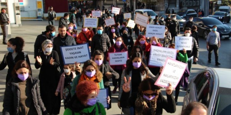 Kadınlar tüm engellemelere rağmen yürüyüş gerçekleştirdi