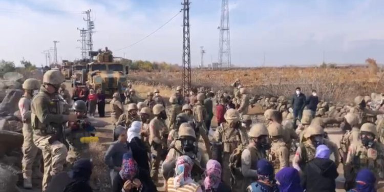 İşgalci TC jandarması köylülere saldırdı