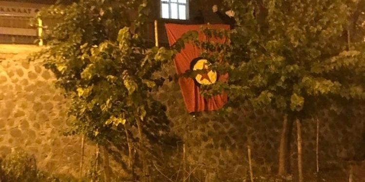 Gençlik Amed’de PKK bayrağı ile 43’üncü kuruluş yıldönümünü kutladı