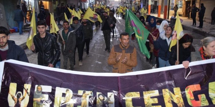 Gençler ve genç kadınlar işgale karşı alanlarda