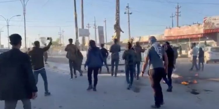 Gençler, Irak ordusuna ait askeri aracı ilçeden çıkardı, Irak askerileri ateş açtı