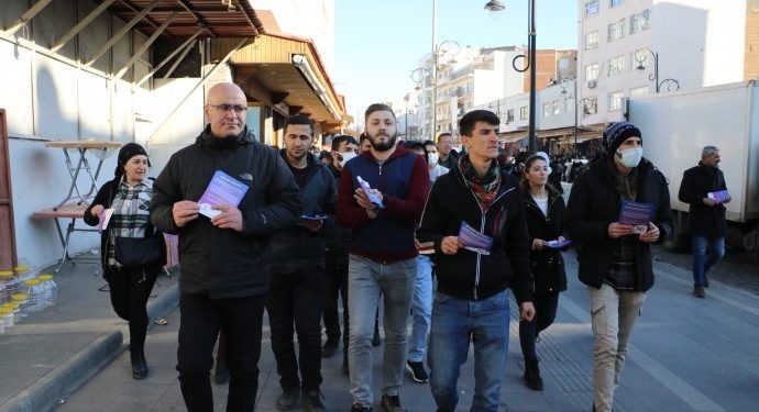 HDP Gençlik Meclisi Dağkapı Meydanı’nda broşür dağıttı