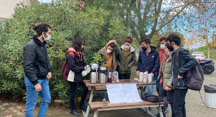 Öğrenciler ekonomik krizle artan katin fiyatlarına karşı çay dağıttı