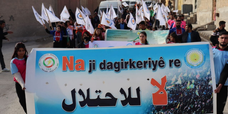 Kobanê’de gençler ve genç kadınlar işgal saldırılarına karşı yürüdü
