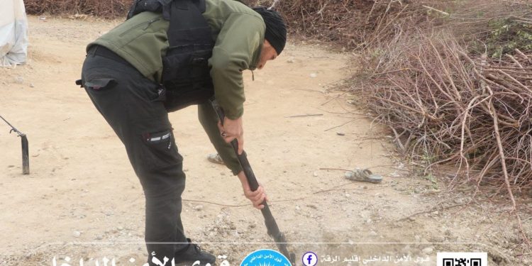 İç güvenlik güçleri Reqa’da DAİŞ’in yerleştirdiği bir mayını imha etti