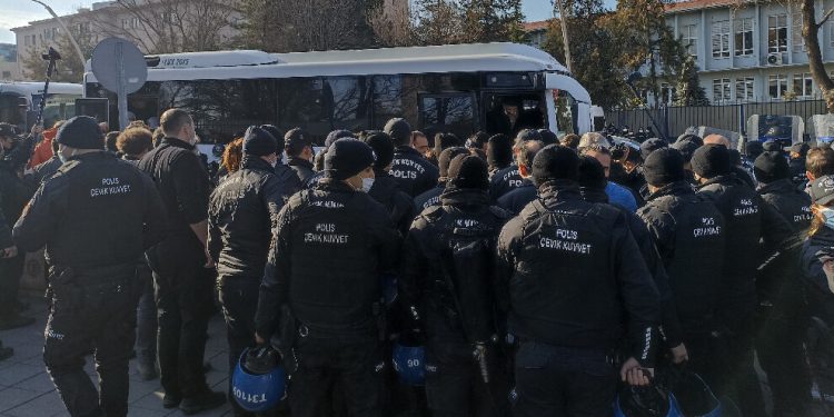 İşkenceci TC zindanda tutsaklara dışarda ailelere saldırıyor