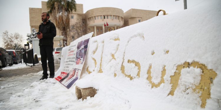 Şenyaşar ailesi soğuk havaya rağmen eylemlerine devam ediyor
