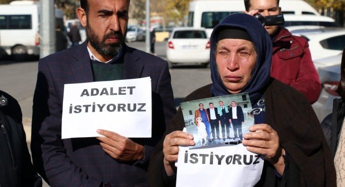 Anne Emine Şenyaşar ve oğlu Ferit Şenyaşar eylemlerinin 299’uncu gününde