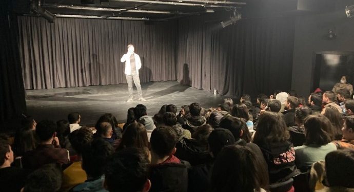 Gençlik Meclisi’nden “Bağımlılığı kıralım” kampanyası kapsamında stand up gösterisi