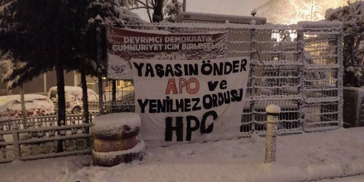Yurtsever Gençlikten “Yaşasın Önder Apo ve Yenilmez Ordusu HPG” pankartı