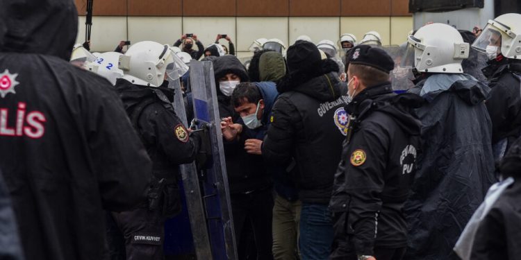 Hasta tutsaklar için yapılan eyleme faşist polis saldırdı; 17 kişi rehin alındı