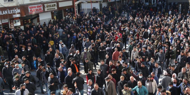 Kızıltepe’de onbinler sokağa çıktı, yolları kapattı – “Tayyip istifa”
