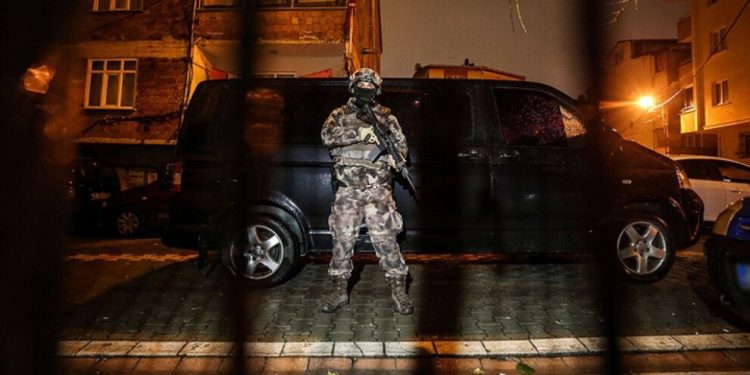 İşgalci TC Cizre’de iki kişiyi rehin aldı