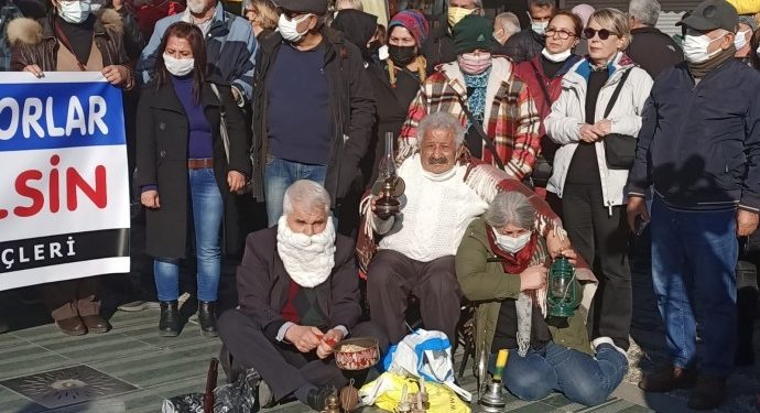 Antalya’da halk mum ve gaz lambaları ile zamları protesto etti