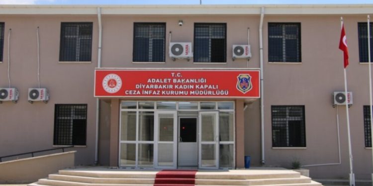 Kadın tutsağa “avukatın geldi” denilerek ajanlık dayatıldı