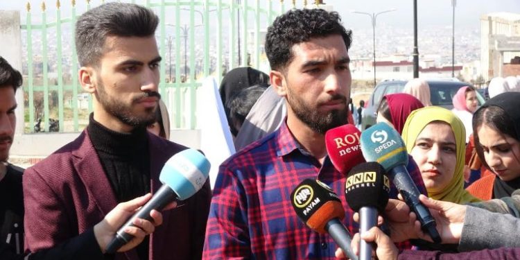 Üniversite öğrencileri burslarının ödenmemesini protesto etti