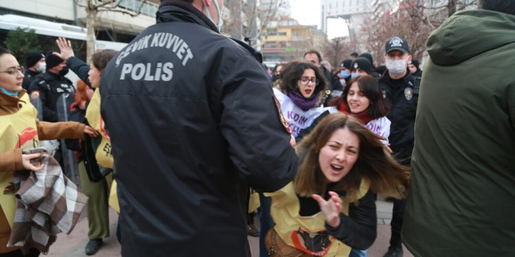 Ankara’da en az 5 kadın işkenceyle rehin alındı