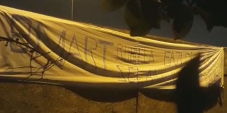 KBDH 8 Mart vesilesiyle pankart astı