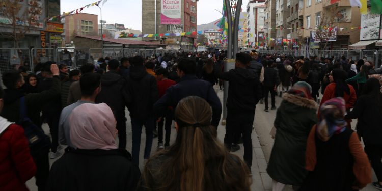 Wan’da coşkulu yürüyüş – “Gençlik Apo’nun fedaisidir”