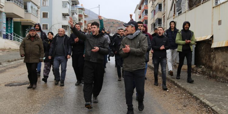 Gençler Newroz kutlamasına izin vermeyen polisi protesto etti
