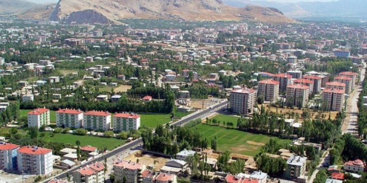 Wan’da ‘Depremde hasar aldı’ denilen arazide AKP’lilere lüks daireler yapıldı