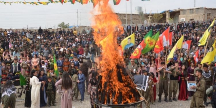 Mexmûr’da binlerce kişi Newroz ateşini yaktı; 50’nci Newroz ruhuyla mücadeleyi sürdürme