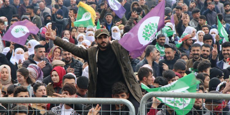Bismil’de Newroz coşkusu: “Selam selam, İmralı’ya bin selam”