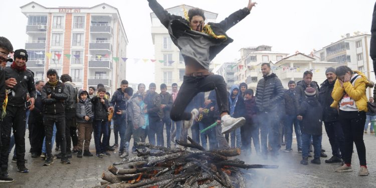 Karakoçan’da Newroz ateşini Mazlum Doğan’ın ablası yaktı