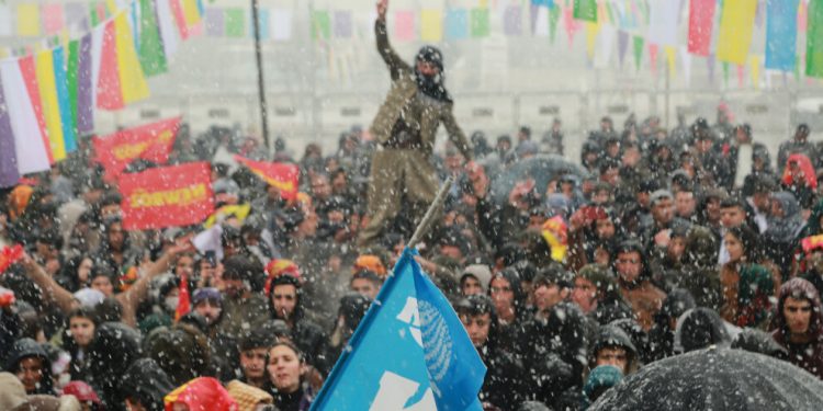 Şirnex’ta binlerce kişi Newroz alanına aktı