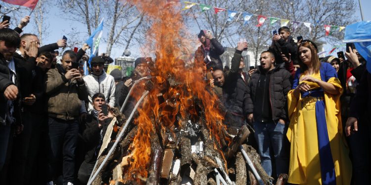 Bingöl’de halk Newroz alanına sığmadı – “Bijî serok Apo”