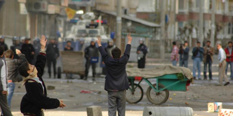 İlk taşın hikayesi; Amed Serhildanı