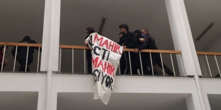 Mahir Çayan anısına pankart asmak isteyen öğrencilere ırkçı saldırı