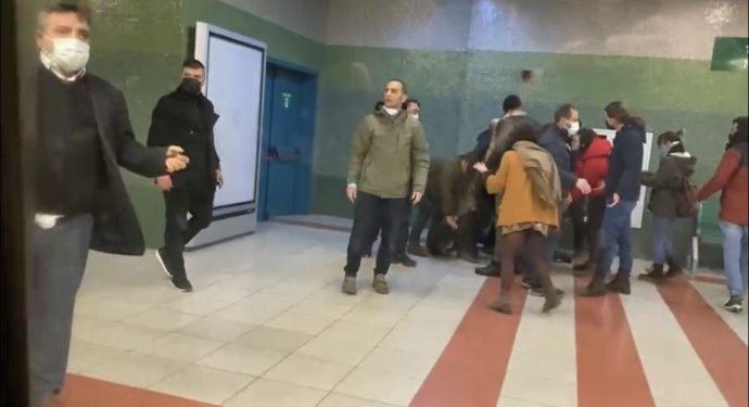 Zamları protesto eden üniversite öğrencileri rehin alındı