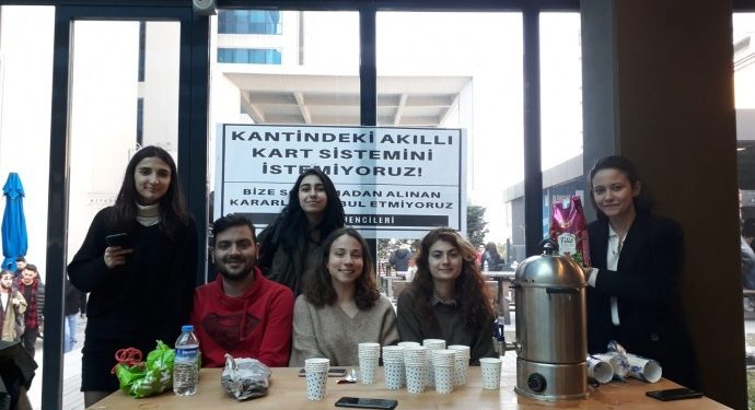 Mağduriyet yaşayan öğrenciler dayanışmalarıyla “çayhane” kurdu