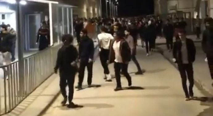 Yine ırkçı saldırı yapanlar değil saldırıya uğrayanlar rehin alındı