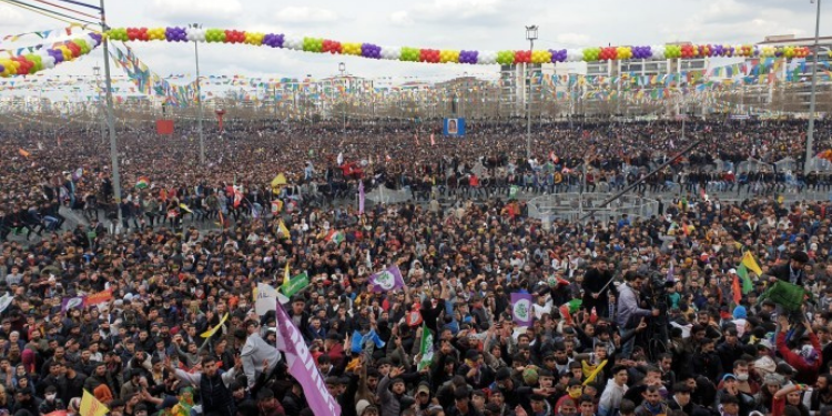 Amed halkı Newroz’da bir kez daha direniş mesajı verdi