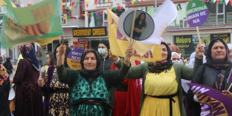 Kadınlar rengarenk yöresel elbiseleriyle miting alanına akın etti