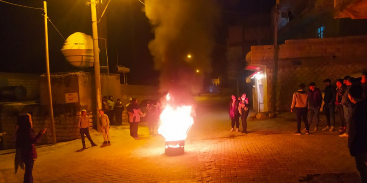 Gençler ve genç kadınlar Newroz ateşi yaktı