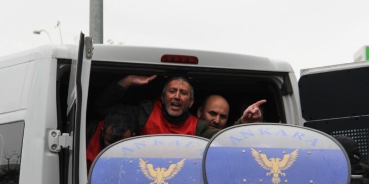İşten çıkarılan işçilerin eylemine saldıran faşist polis 8 işçiyi rehin aldı