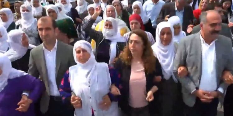 Silopî’de binler işgal saldırılarına karşı sınıra yürüyor