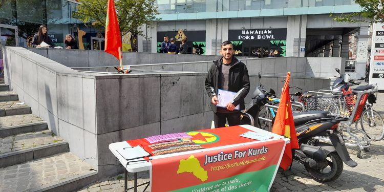 Liege’de Gençlerden Bildiri Eylemi