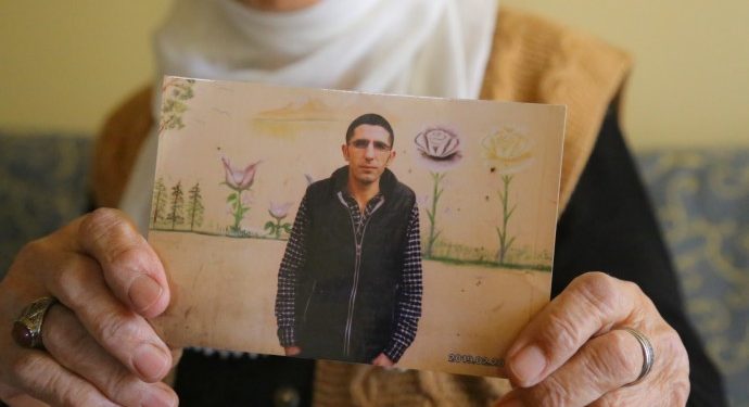 Yaşamını tek başına idame ettirememesine rağmen tek kişilik hücreye konuldu