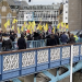 Gençler Tower Bridge’ı ulaşıma kapatarak 4 Nisan’ı coşkuyla kutladı