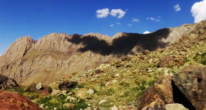 Ay ışığı hayalet dağların ardından yükselmiş