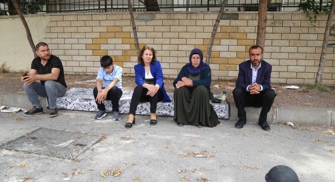 Şenyaşar ailesi bayramı adliye önünde geçiriyor