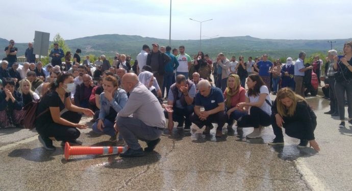 SON DAKİKA – İşgalci polis Aysel Doğan’ın cenazesine saldırıyorlar