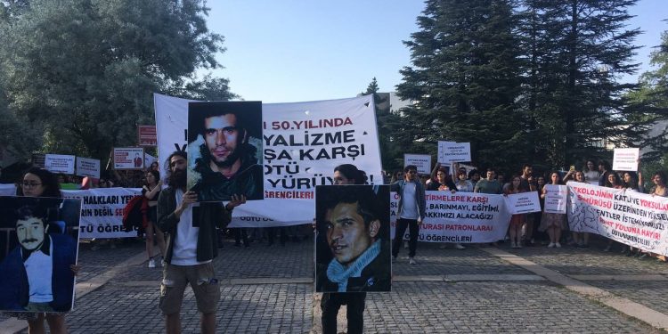 Ankara’da 9’u kadın 16 kişi rehin alındı